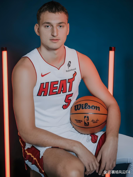 包含转折点迈阿密热火主帅复盘Rookie连续七场比赛得分超过出色防守，这操作让人直呼：里昂围绕欧篮联伤情更新的词条